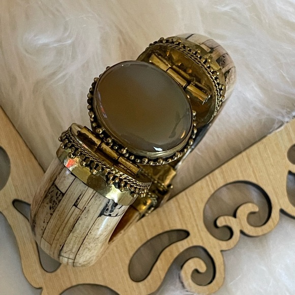 Indian Style Brass & Wood Bangle with Cream & Brown Tones with center stone. - Picture 5 of 6